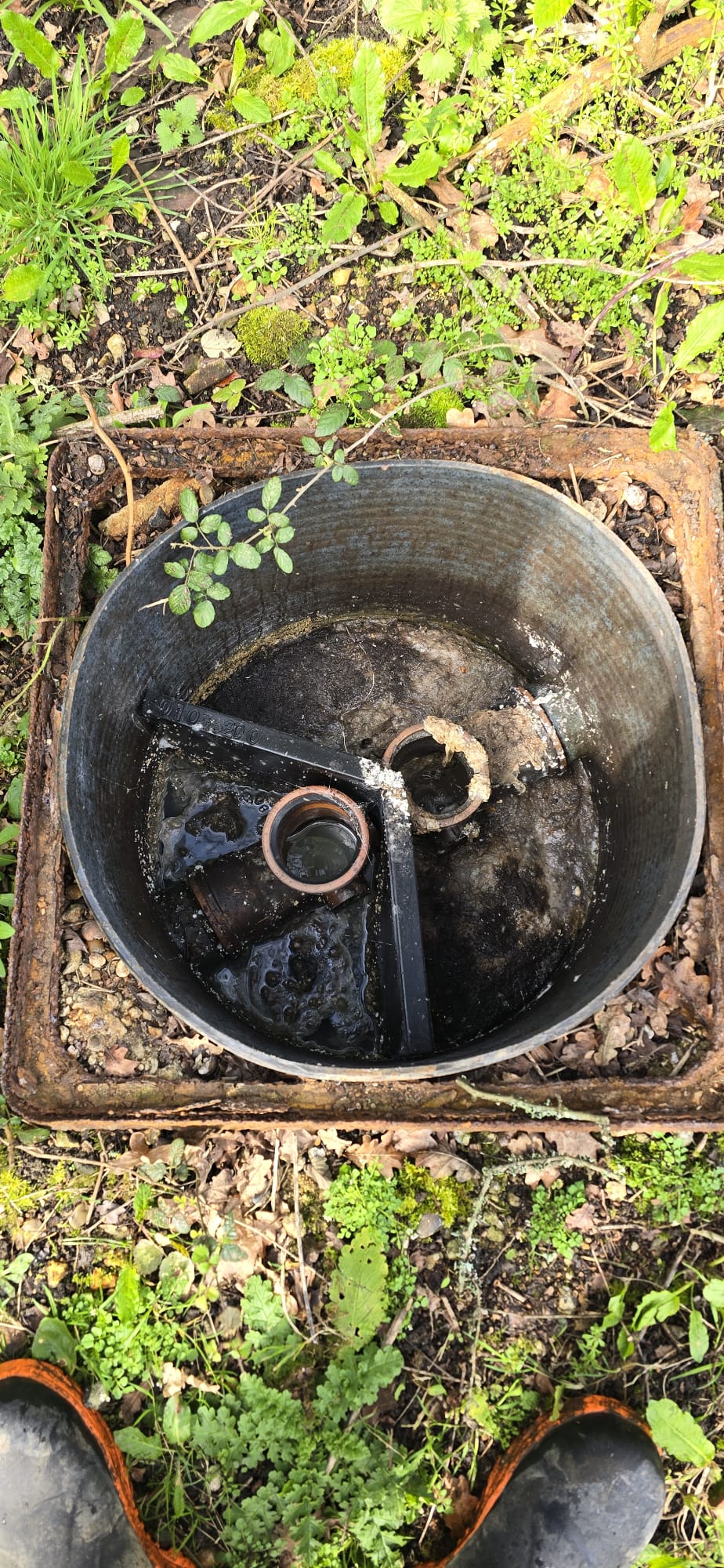 Petrol interceptor chamber with silt bucket