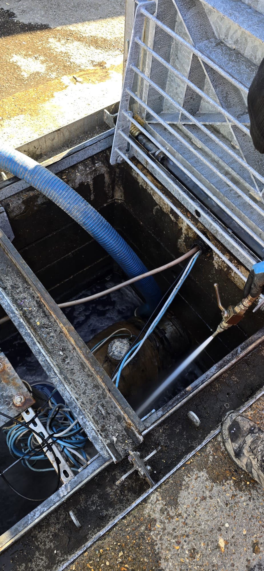 Vacuum tanker emptying interceptor chamber