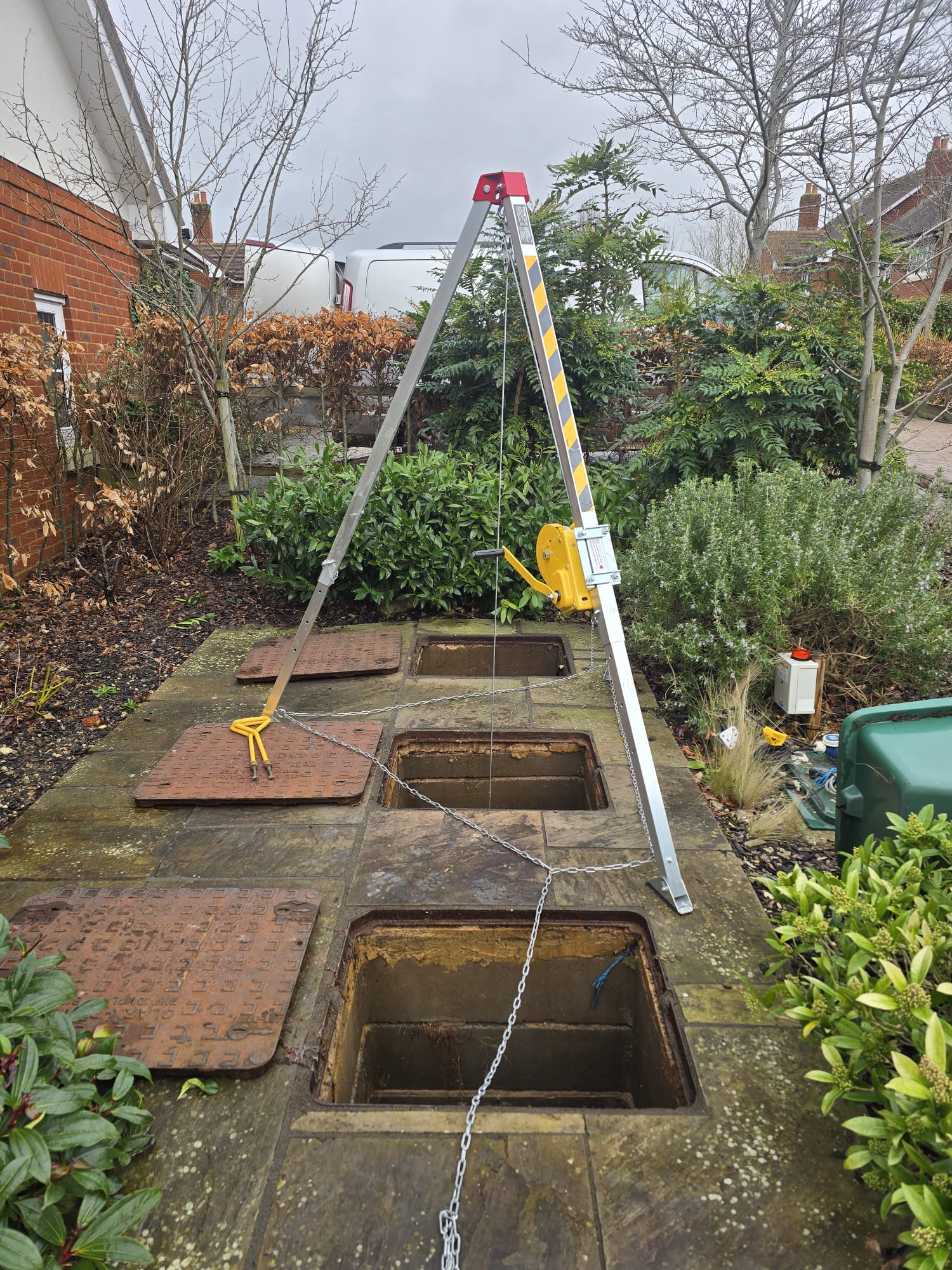 Confined space tripod over sewage chambers