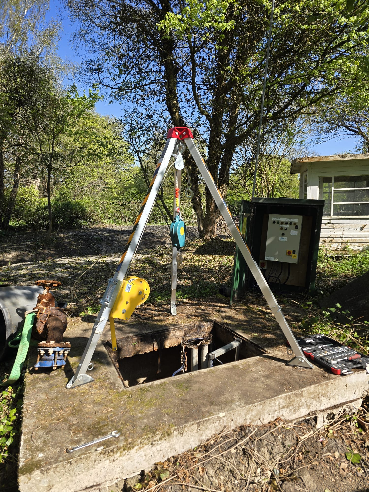 Confined space tripod over pump chamber